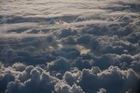 De zee vanuit de wolken