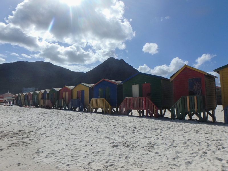 Gekleurde huisjes op Muizenberg strand von Robin van Tilborg