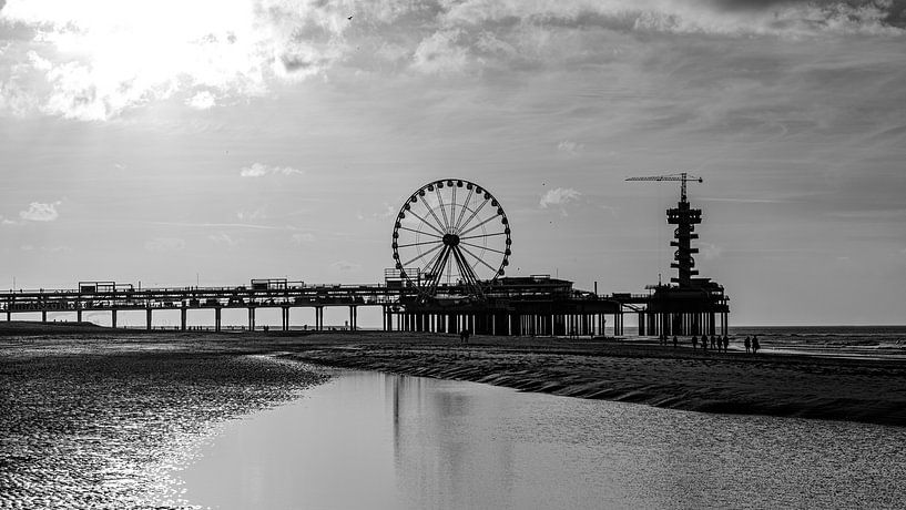 Sonnenuntergang am Pier von Scheveningen. von Jaap van den Berg