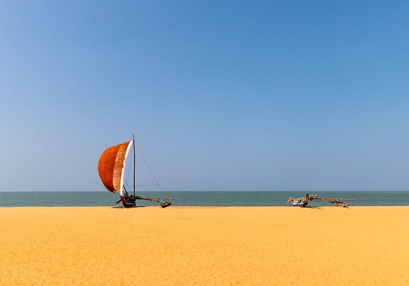 Vissersbootjes op het strand in Sri Lanka van Corrie Ruijer