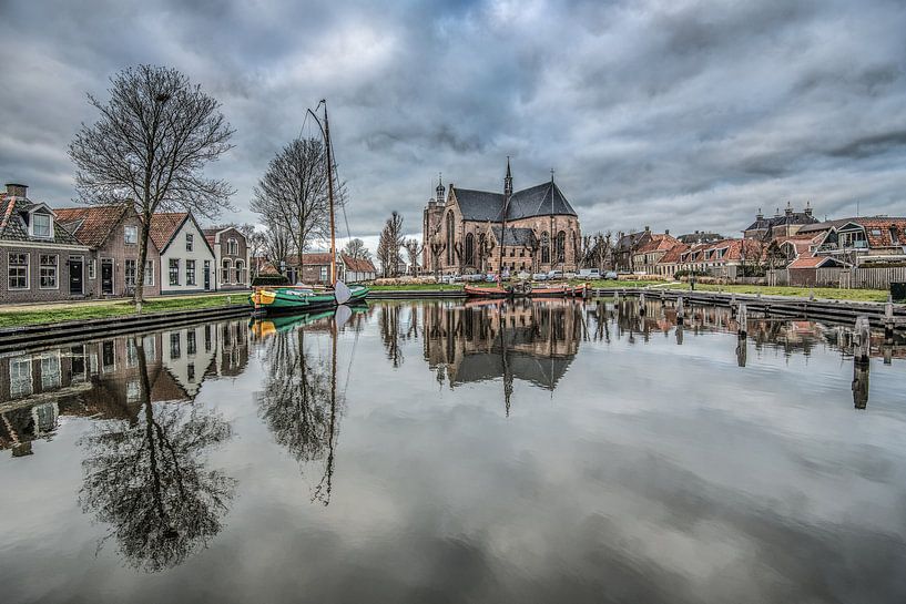 De kleine binnenhaven van Workum, Friesland weerspiegeld in het water. by Harrie Muis