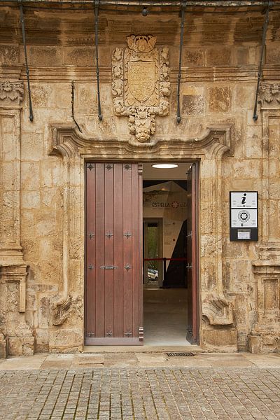 Fremdenverkehrsbüro im Barockpalast von Estrella Lizarra von Ton Van Zeijl