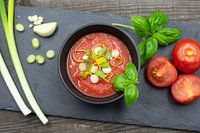 Tomatensuppe mit Frühlingszwiebeln und Basilikum