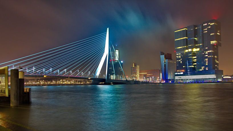 Erasmusbrug en De Rotterdam bij Nacht by Dick Vermeij
