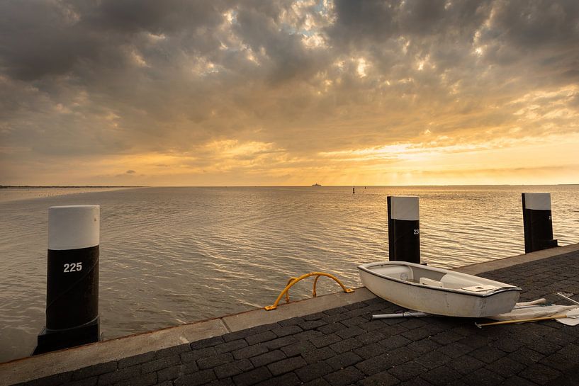Lumière du soir à Holwerd - Un moment de calme au bord de la mer des Wadden&amp;quot ; par KB Design & Photography (Karen Brouwer)