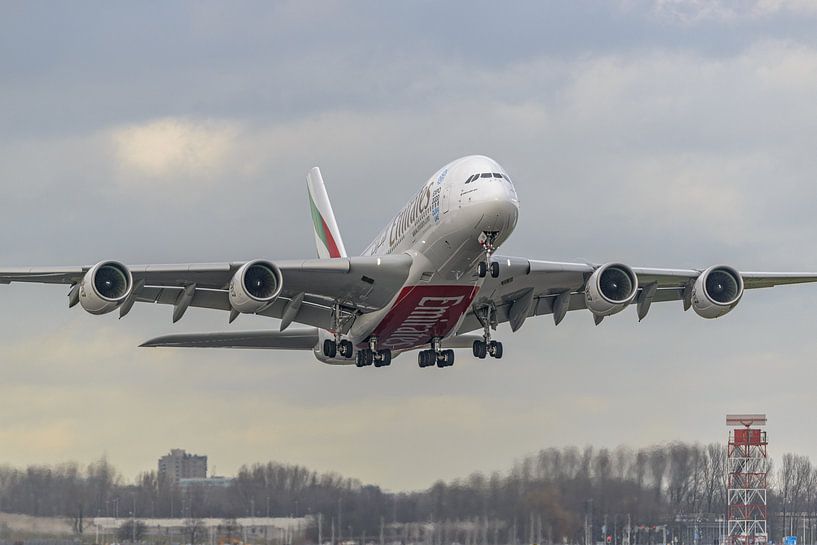 Décollage de l'Airbus A380 d'Emirates à l'aéroport de Schiphol. par Jaap van den Berg