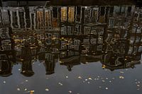 Reflets des maisons sur le canal