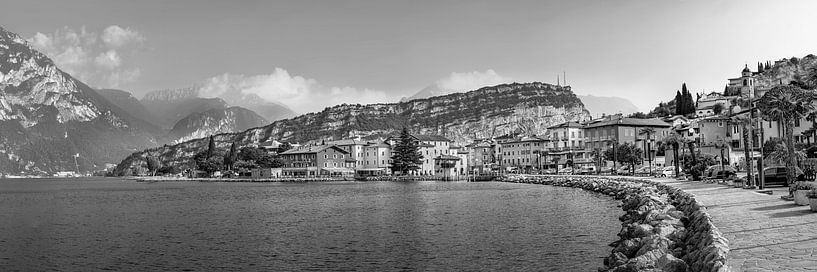 Promenade de Torbole au lac de Garde en noir et blanc par Manfred Voss, Photographie Noir et Blanc