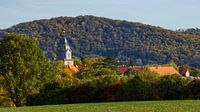 Der Kirchturm von Herleshausen im Herbst