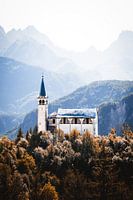 Italienische Kirche in einer Bergkette, Herbst