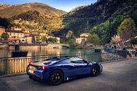Ferrari 458 Aperta an einem See im Dorf Italien