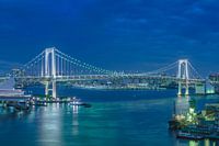 Nuit bleue sur le pont arc-en-ciel de Tokyo