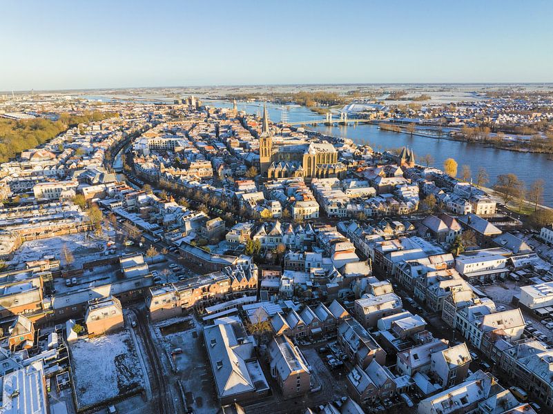 Kampen Bovenkerk Blick auf den Fluss IJssel während eines kalten Wintersonnenaufgangs von Sjoerd van der Wal Fotografie