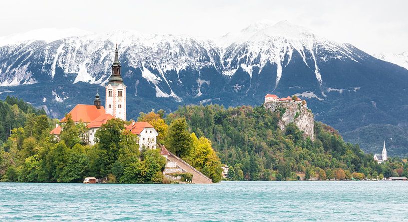 Kirche Maria Himmelfahrt auf einer Insel im Bleder See, Slowenien von Dirk Jan Kralt