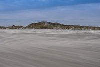 Staubiger Sand an einem leeren und verlassenen Strand, Terschelling