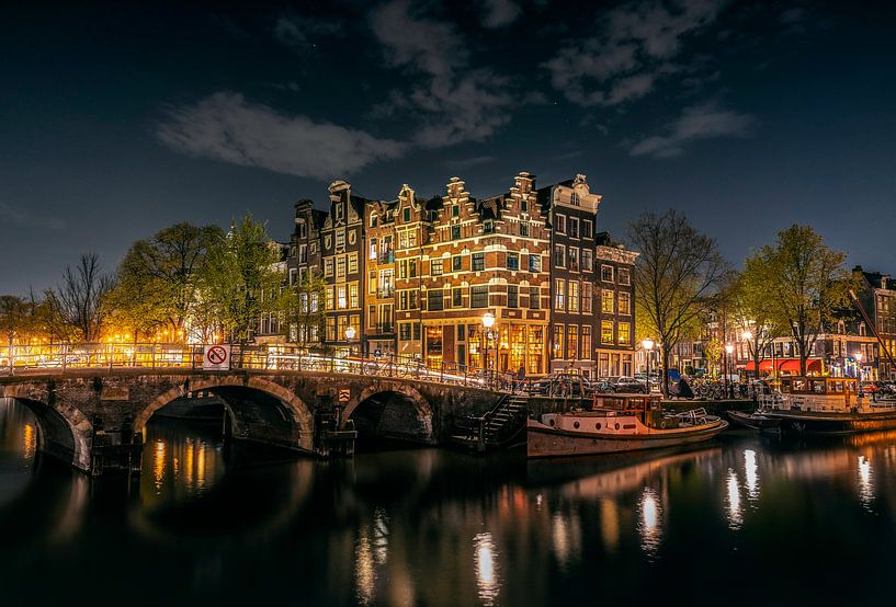 Canal houses in Amsterdam in the evening, corner Prinsengracht and Brouwersgracht (Lekkeresluis) by Roger VDB
