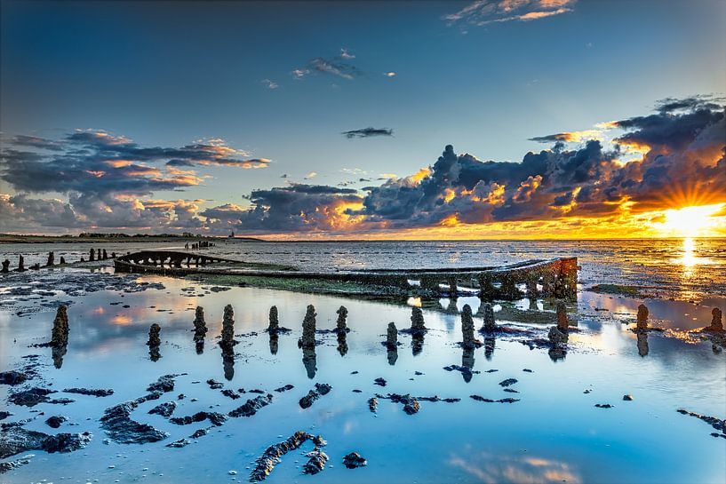 Schiffbruch bei Wierum bei Sonnenuntergang von Marcel Kieffer
