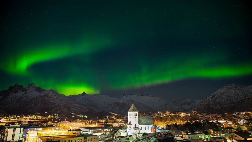 Polarlicht über der Stadt Svolvaer auf den Lofoten Inseln in Norwegen im Winter mit schneebedeckten  von Robert Ruidl