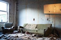 Verfallenes Gebäude mit warmem Licht von der Abendsonne