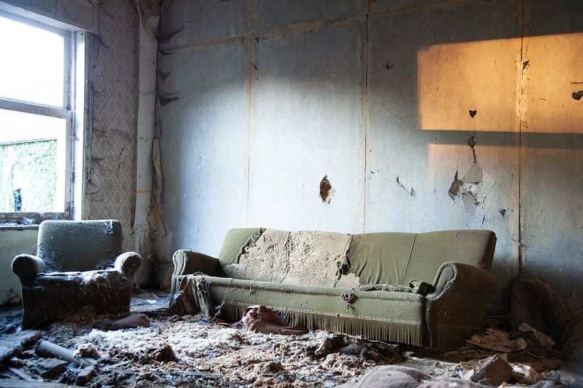 Verfallenes Gebäude mit warmem Licht von der Abendsonne von Lieven Tomme