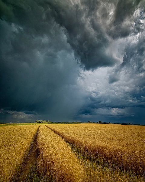 Bad weather coming... by Bram de Jong