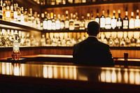 Blick auf Barkeeper mit Spirituosen