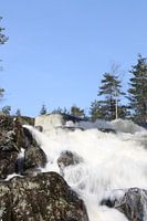 cascade avec un ciel bleu brillant