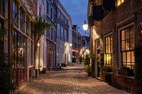 Rue historique de Deventer pendant l'heure bleue