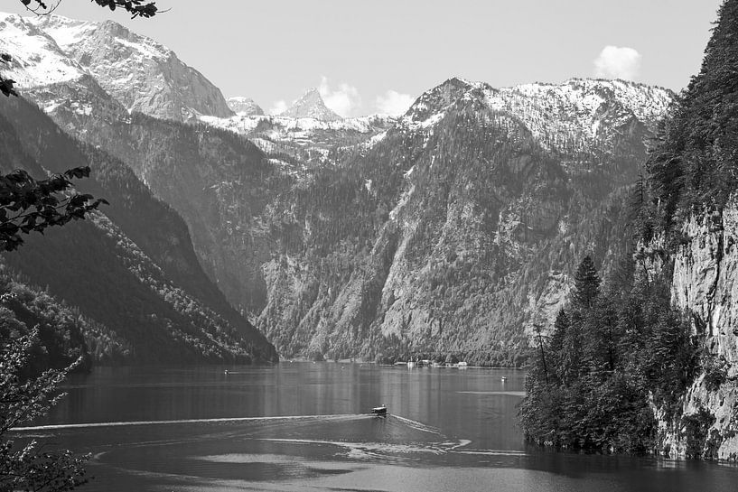 Boottocht op de Königssee in het Berchtesgadener Land (zwart-wit) van t.ART