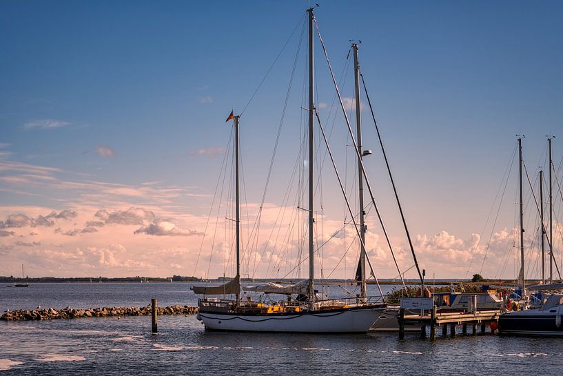 Ein Blick auf ein Segelboot im Hafen der Insel Hiddensee von Andreas Völkel