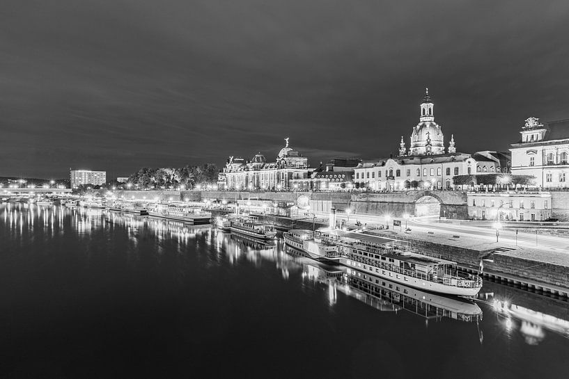 Schwarzweißfotografie Skyline Dresden mit der Frauenkirche von Werner Dieterich