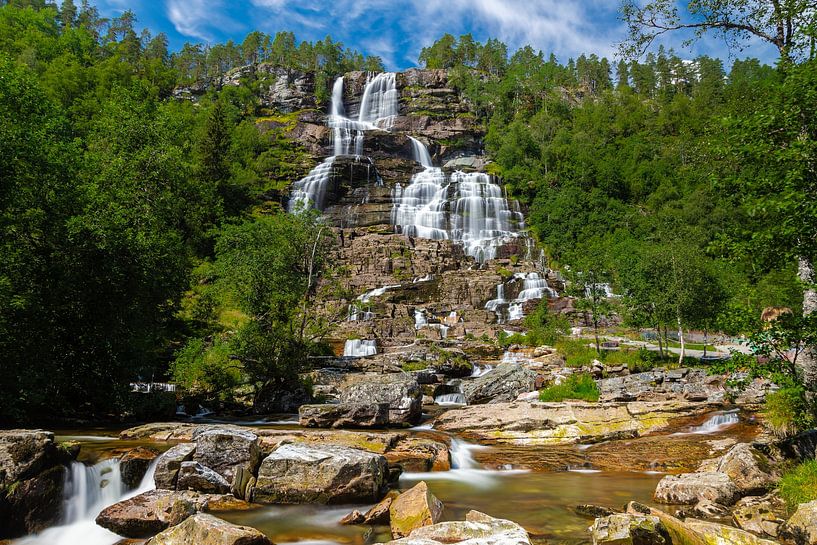 La célèbre chute d'eau de Tvindefossen en Norvège par Kim Willems