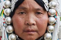 Frau, die für das Foto posiert, Myanmar.