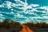 Lege weg onder een bewolkte lucht