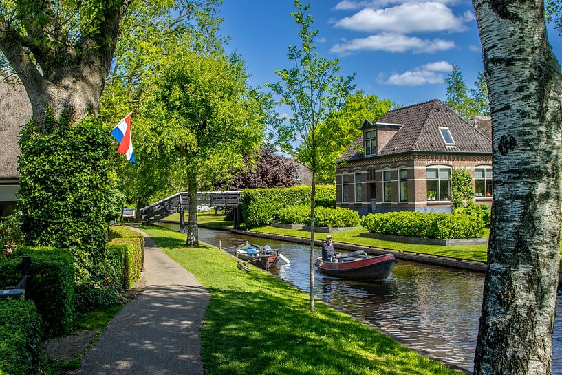 Bootsfahrt durch die Grachten von Giethoorn von Jan Willem Oldenbeuving