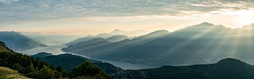 Zonsopgang boven het Comomeer van Leo Schindzielorz