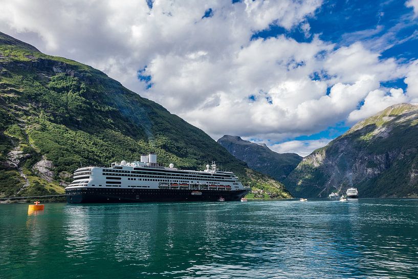 Blick auf den Geirangerfjord in Norwegen van Rico Ködder