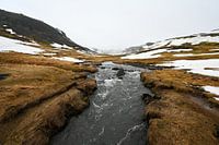 Vue d'un petit pont dans la vallée de Reykjadalur, Islande