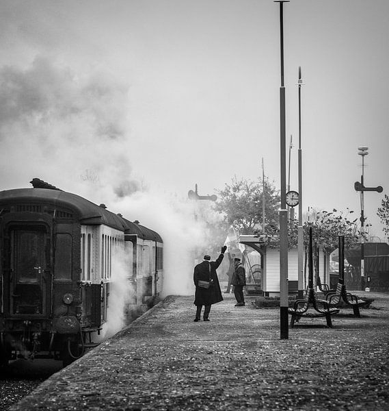 Stoomtrein  Simpelveld gehuld in stoom bij vertrek van Station van John Kreukniet