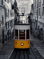 Tramway jaune Lisbonne, noir et blanc