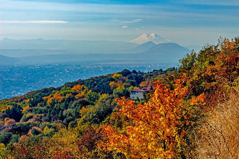 Goldener Herbst in den Bergen. von Mikhail Pogosov