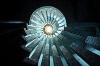 Verlassene Orte - Spiraltreppe in blauen Licht