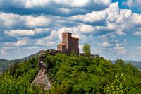 Vue sur le château Trifels près d'Annweiler (Pfälzerwald, Allemagne)
