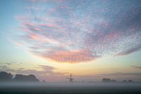 Mühle bei Sonnenaufgang im Nebel.