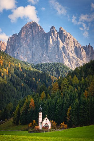 Église avec la montagne des Dolomites en automne par iPics Photography