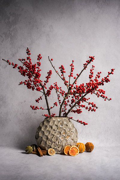 Modernes Stilleben mit roten Beeren und Trockenfrüchten von John van de Gazelle fotografie