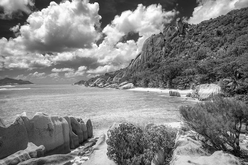 Landschaft mit Strand auf den Seychellen. Schwarzweiss Bild. von Manfred Voss, Schwarz-weiss Fotografie