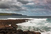 Felsen in der Brandung an den Klippen von Moher