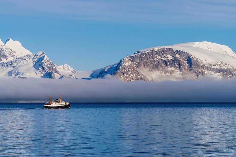 Couverture nuageuse basse sous les sommets enneigés du Spitzberg par Merijn Loch