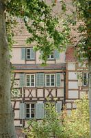 Fachwerkhaus zwischen den Bäumen in Colmar, Region Elsass, Frankreich